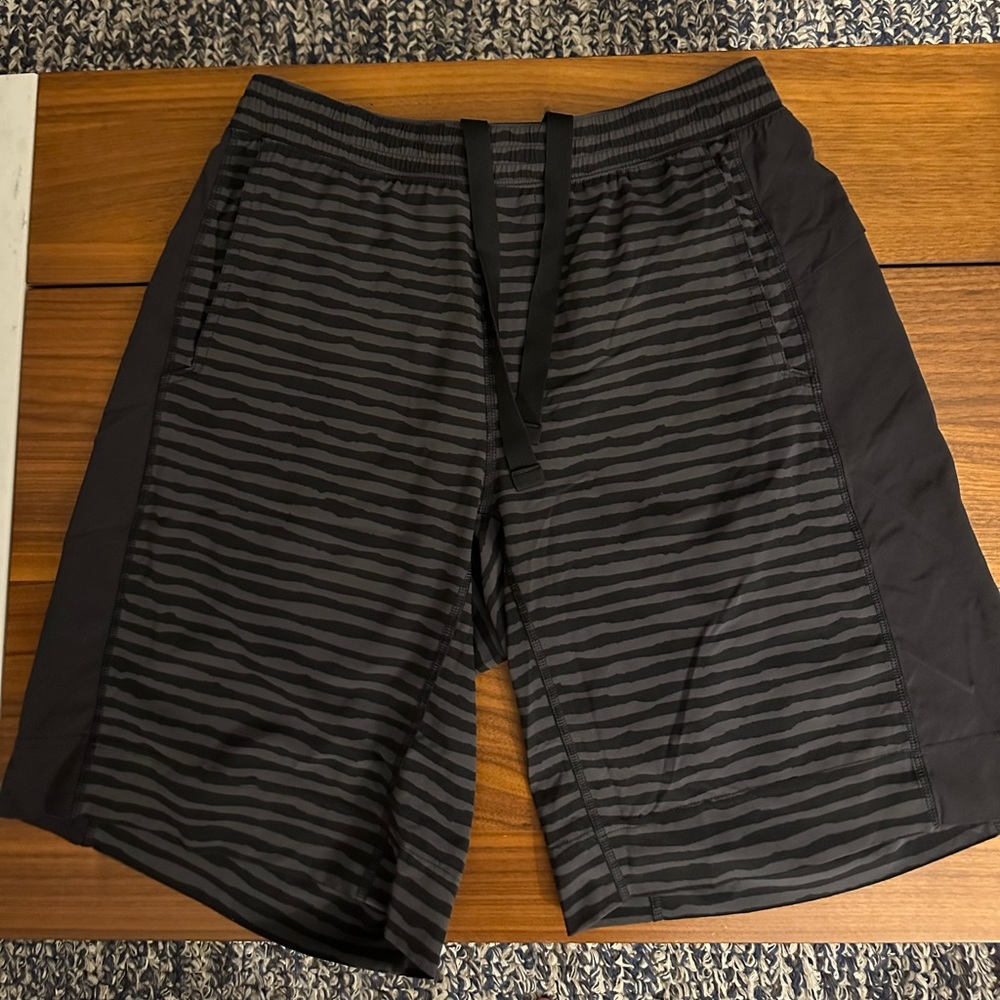 Lululemon Men’s 11 inch Drawstring Shorts L